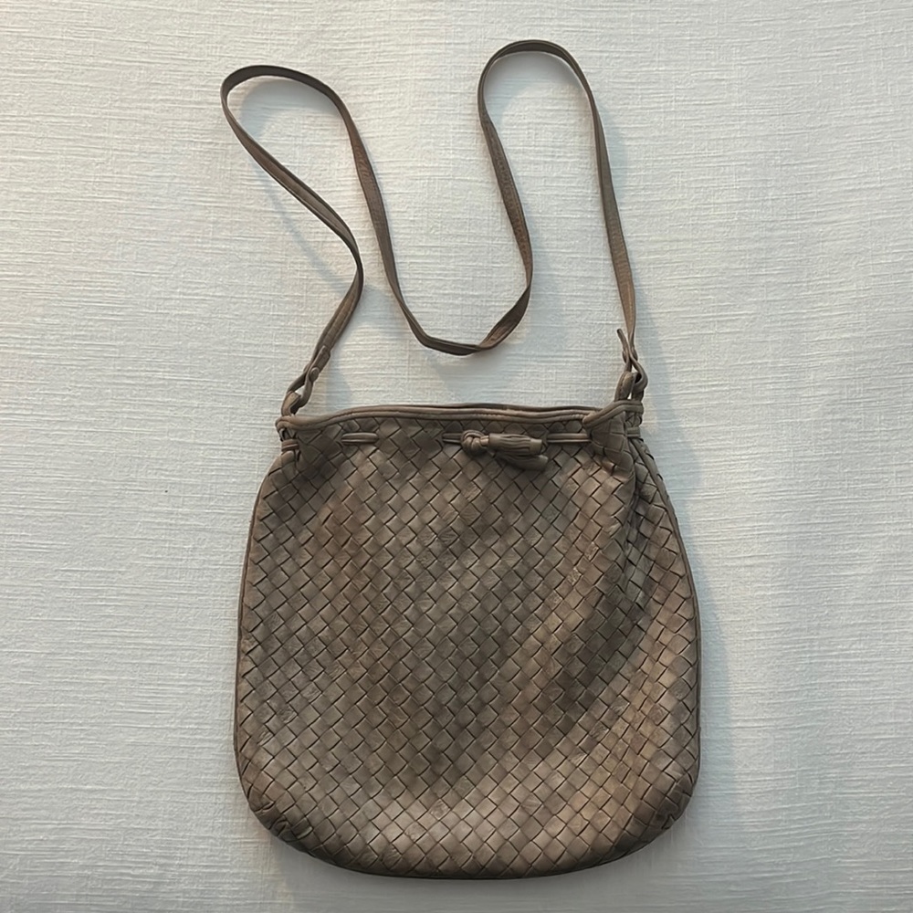 VINTAGE! BOTTEGA VENATA Woven Leather Gray "Bucket" Crossbody Bag